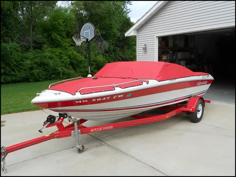 Custom boat cover on a Four Winns, view 1