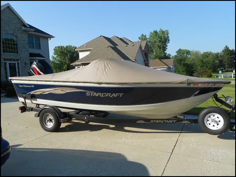 Custom boat cover on a Starcraft, view 1